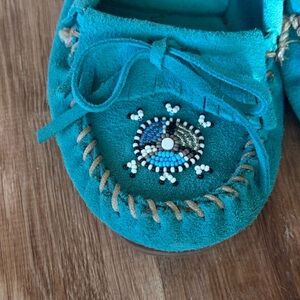 Minnetonka Beaded Turquoise Suede Slip On Flat Tribal Moccasin Shoes Women's 9